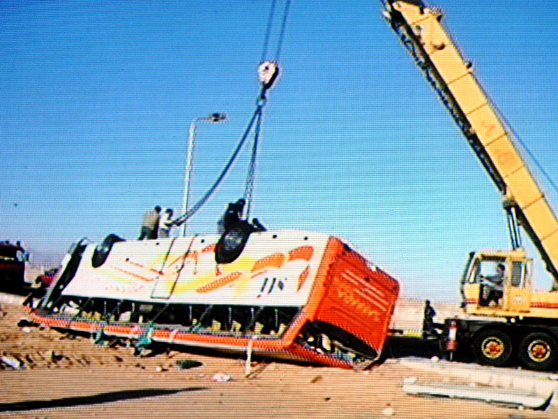 旅巴四輪朝天。資料圖片