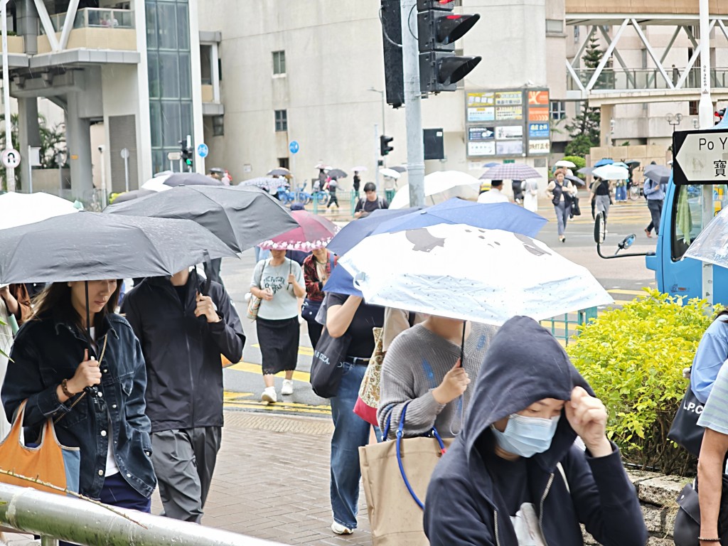 熱帶氣旋風神的外圍雨帶正為廣東沿岸及南海北部帶來幾陣雨。陳俊豪攝 熱帶氣旋風神的外圍雨帶正為廣東沿岸及南海北部帶來幾陣雨。陳俊豪攝
