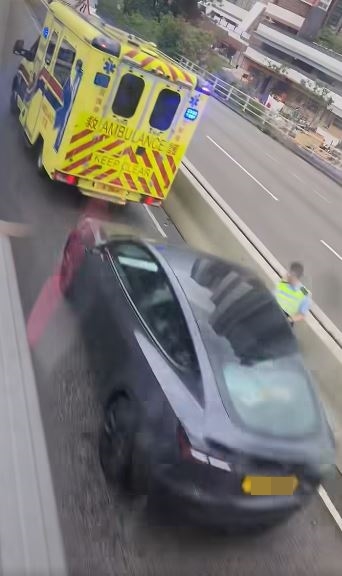 救護車到場。fb馬路的事 (即時交通資訊台)影片截圖