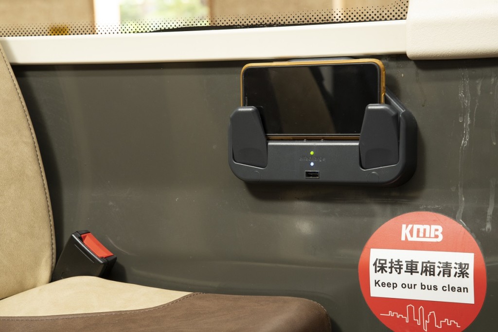 九巴陸續於5G巴士裝設無線充電器，方便沒有攜帶充電線的乘客為手機充電。