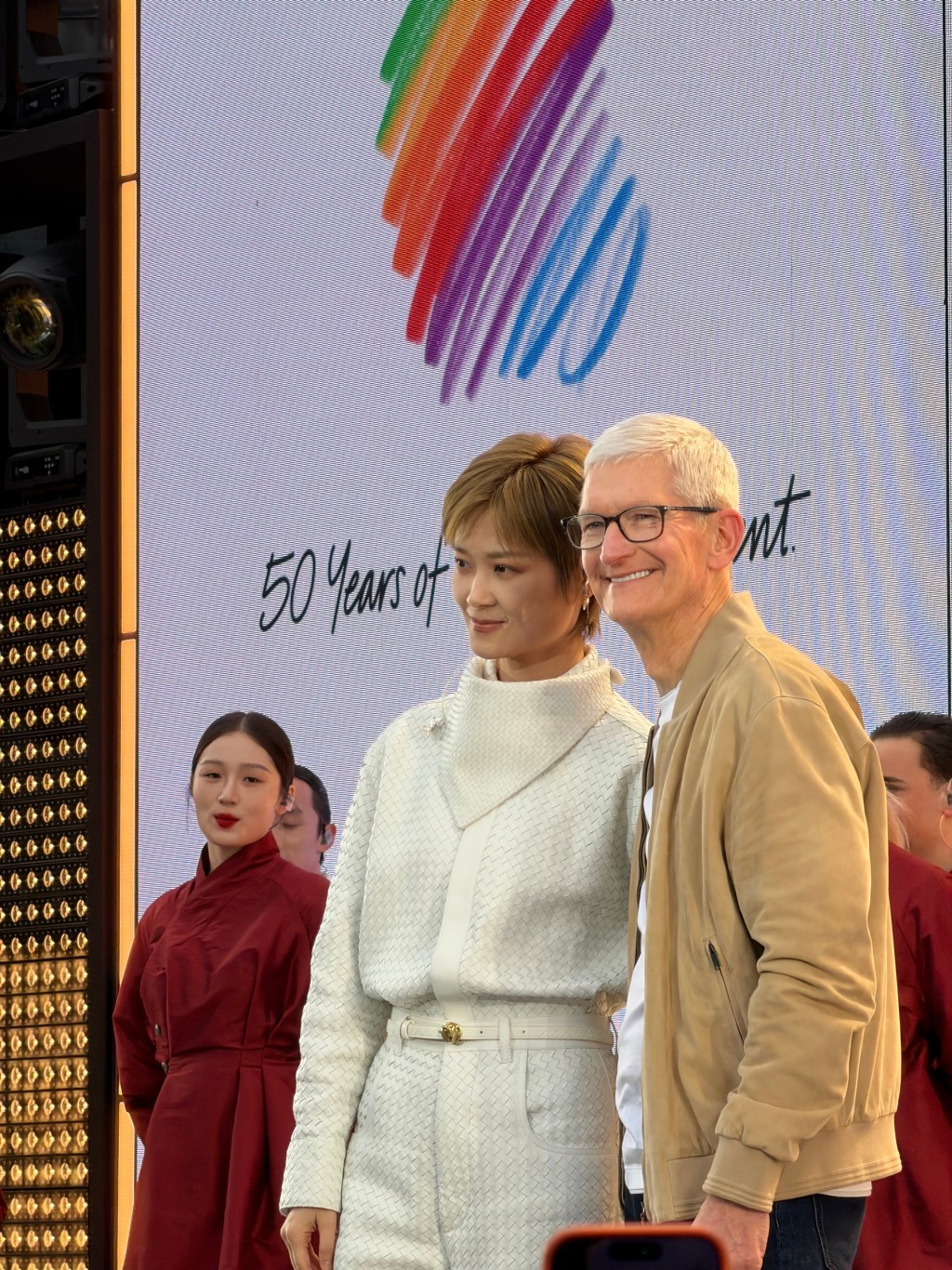 苹果50周年庆祝活动于四川成都举行，CEO库克与李宇春在台上合照。微博@钟文泽