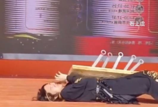 飛刀手失誤，鋼製飛刀擊中表演拍檔。