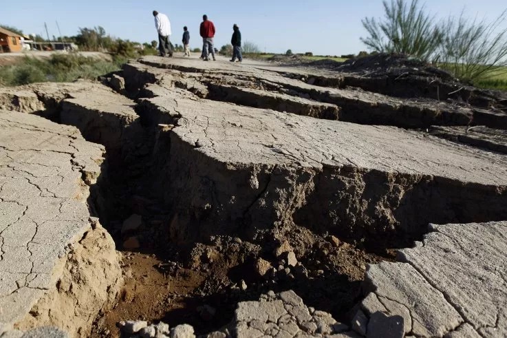 加州年前發生的地震造成地裂。路透社