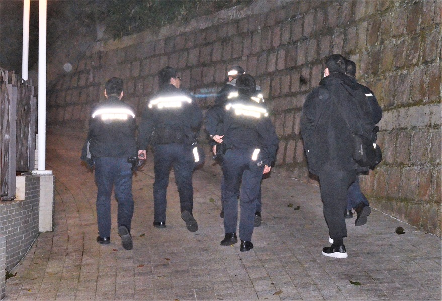 大批警員在現場搜捕賊蹤。