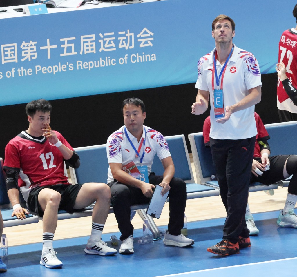 香港手球教練團對球員比賽表現十分滿意。徐嘉華攝