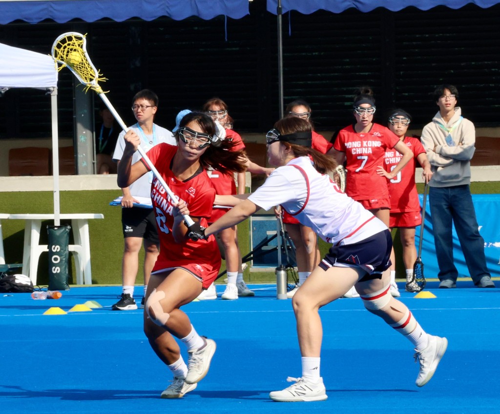 ８號林珈嘉（紅衫)在對日本一仗攻入兩球。徐嘉華攝