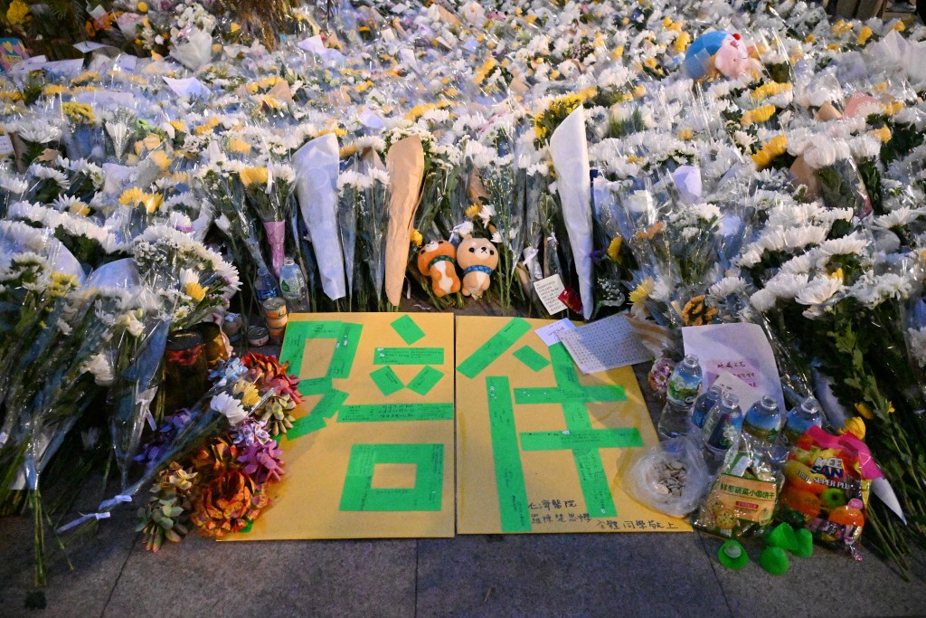 大埔宏福苑五級大火第7日，市民獻花拜祭。蘇正謙攝