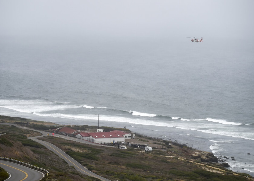 海岸防隊直升機在事發現場海面搜索。AP圖