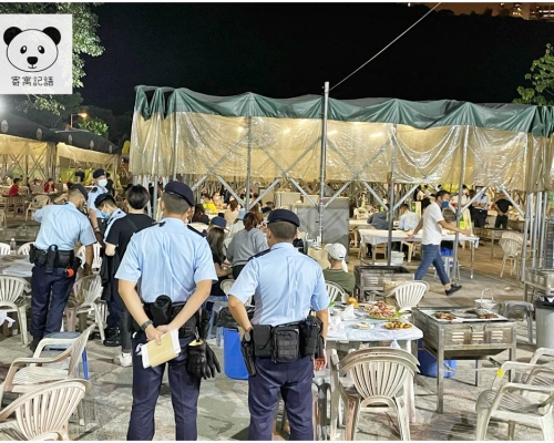 警方在行動中拘捕17人包括負責人及職員。facebook專頁「寄寓記語」相片