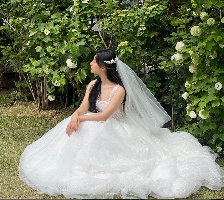 人氣韓劇《淚之女王》女主角金智媛在劇中其中一襲婚紗選自紐約品牌Lanesta的作品。（IG＠ geewonii）