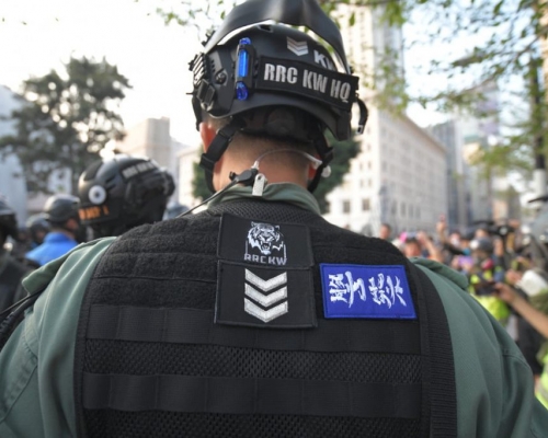 在2019年反修例示威期間，有警員貼上「警察勁揪」及其他圖案的貼紙。資料圖片