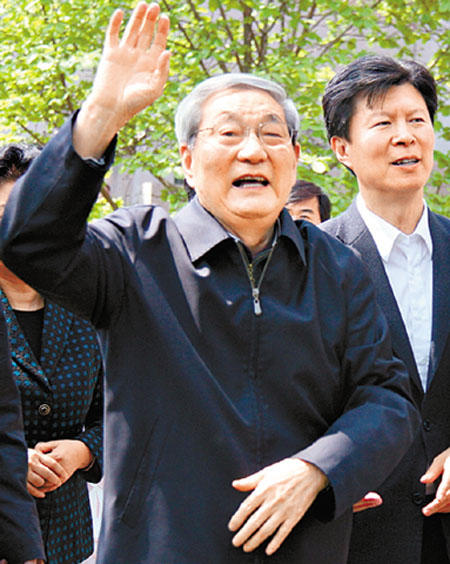 前国务院总理朱熔基于2013年成立「实事助学基金会」。