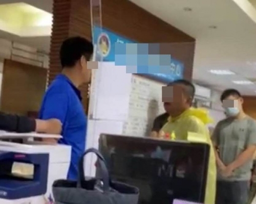 陳男(中)不滿無法申請紓困金,到區公所理論。網圖