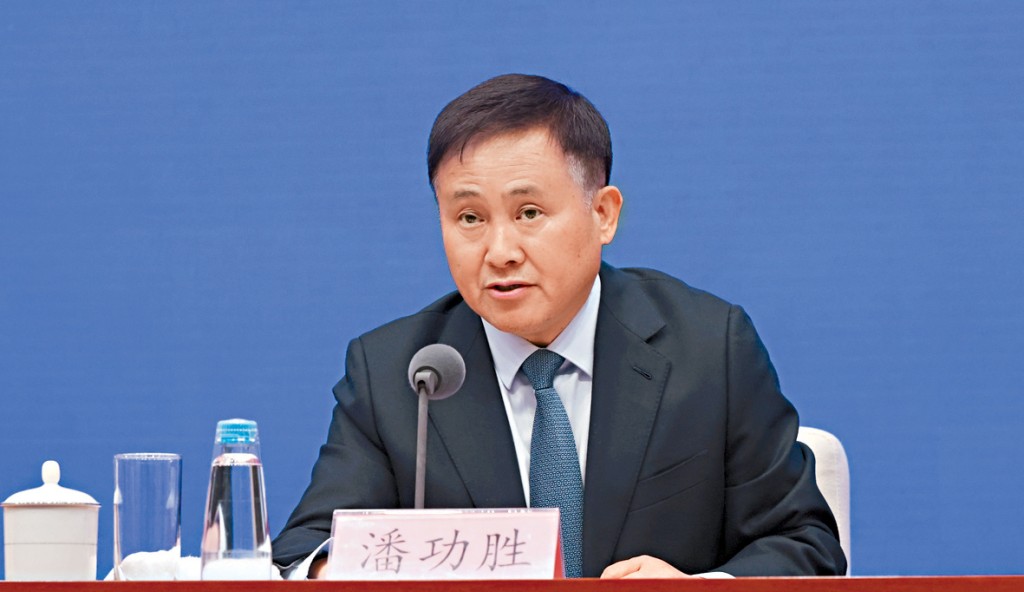 潘功勝提出，要完善人民幣匯率形成機制，保持匯率彈性。