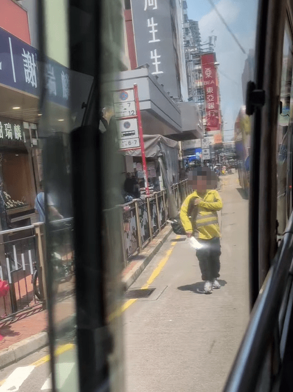另一片段顯示男子持菜刀在元朗鬧市遊蕩。FB:車cam L(香港群組) 另一片段顯示男子持菜刀在元朗鬧市遊蕩。FB:車cam L(香港群組)