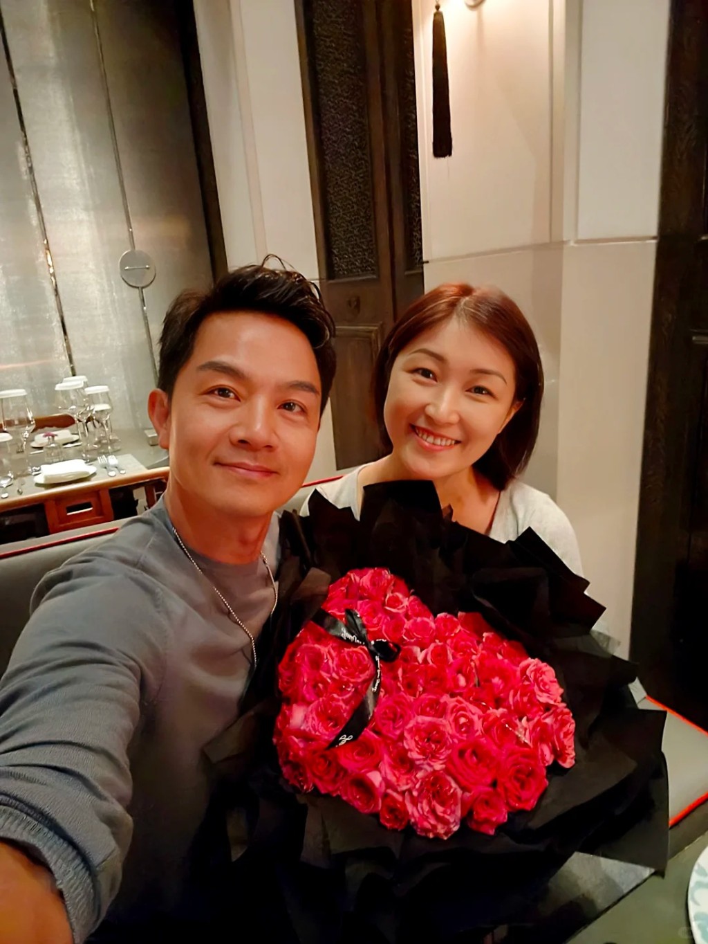 胡諾言、陳琪結婚17年一直恩愛，女方收大束鮮花甜笑流露少女味。