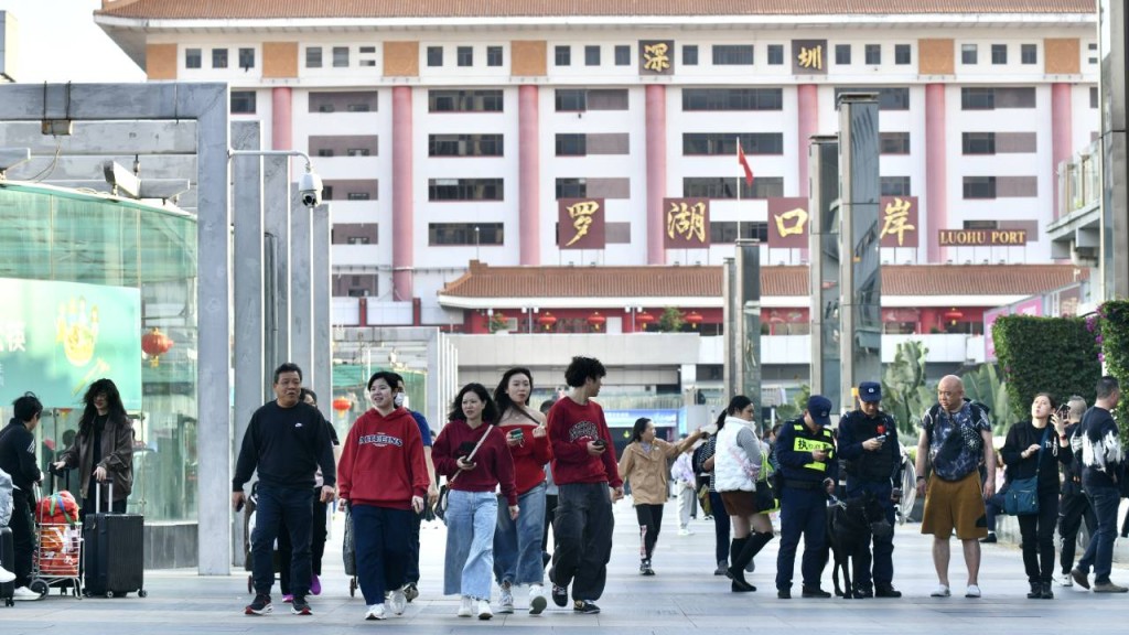 農曆年間不少市民回內地過年。(資料圖片)