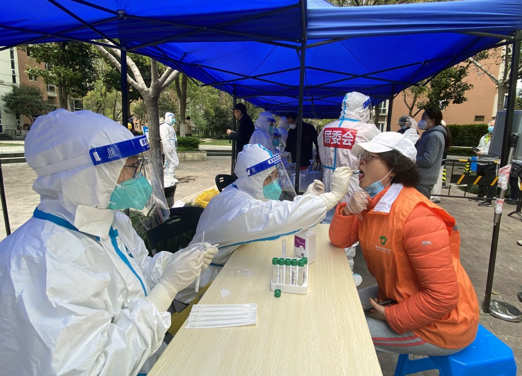 浦東新區花木街道聯洋年華園小區一處核酸檢測點，居民在接受核酸採樣。新華社