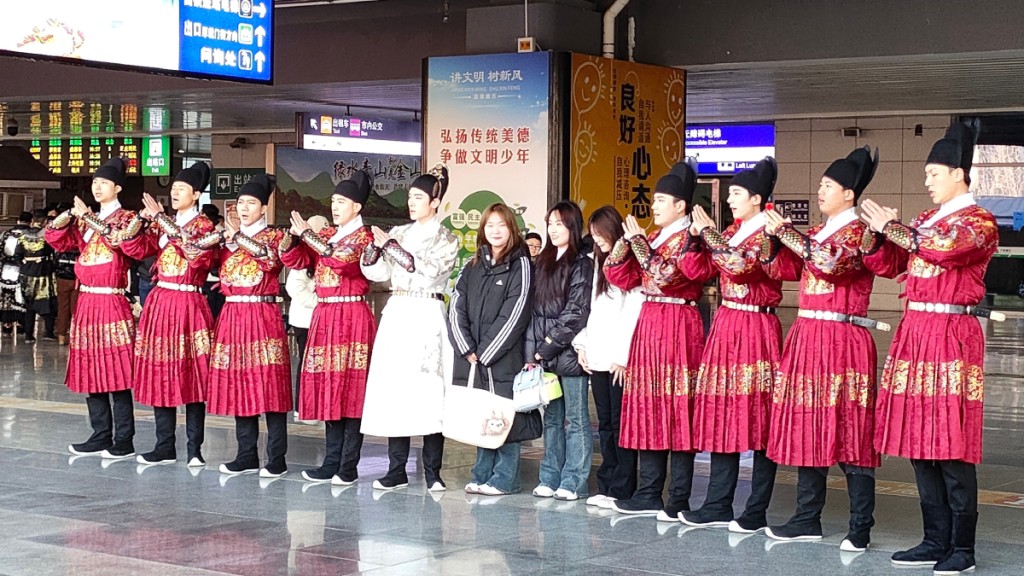 河南龍門高鐵站出現一群帥哥錦衣衛迎接乘客。微博