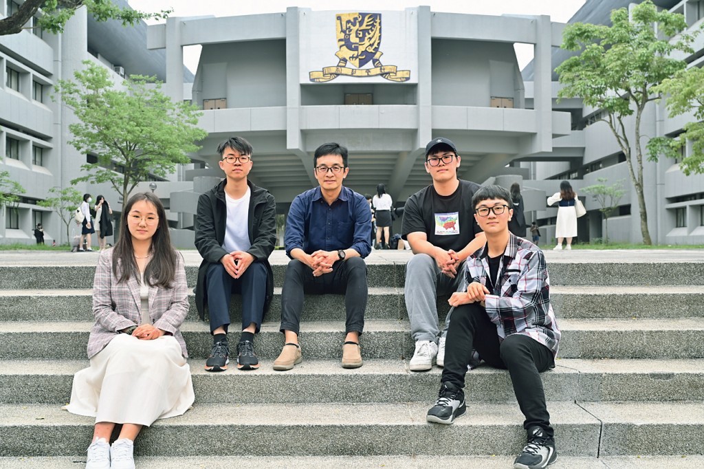 IDADM課程主任陳國威（中）表示，學生以數據分析作為主修之一，有助打好基礎。旁為學生許海銘（右1）、鄭一鳴（右2）、尹泓睿（左2）及張蘇（左1）。