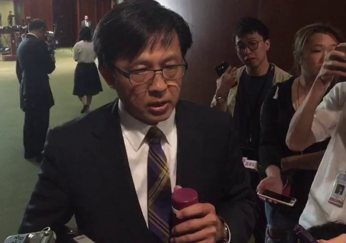 何慨嘆:「人誰無過,物亦有瑕疵。」