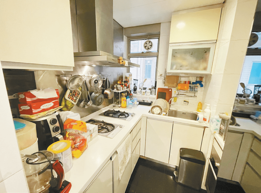 厨房装有一列白色厨柜，储物空间充裕。