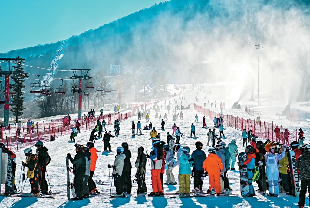 吉林省首間大型室內滑雪場——長春萬達滑雪場昨天正式「開板」運營。