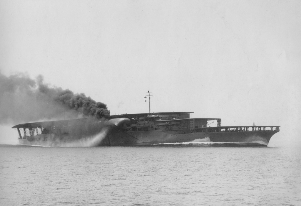 1927年6月27日，赤城号在伊予市附近海域进行海试，可见到其三段飞行甲板的设计和横卧式烟囱。