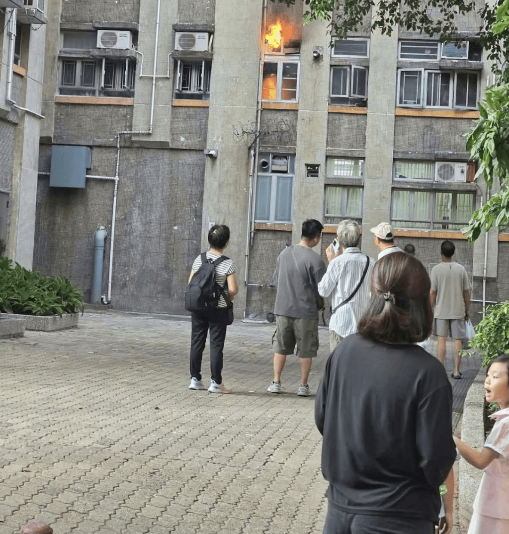 網圖見單位火光熊熊,多名居民到樓下暫避。Facebook@北區之友 Friends of North District (上水、粉嶺、沙頭角和打鼓嶺) 網圖見單位火光熊熊,多名居民到樓下暫避。Facebook@北區之友 Friends of North District (上水、粉嶺、沙頭角和打鼓嶺)