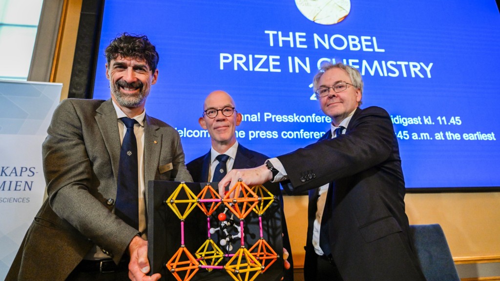 诺贝尔委员会专家以模型解释2025化学奖得奖研究。 美联社 诺贝尔委员会专家以模型解释2025化学奖得奖研究。 美联社