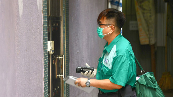 香港郵政指已為在戶外執行派遞工作的郵差提供水樽及清涼巾等預防中暑裝備。資料圖片