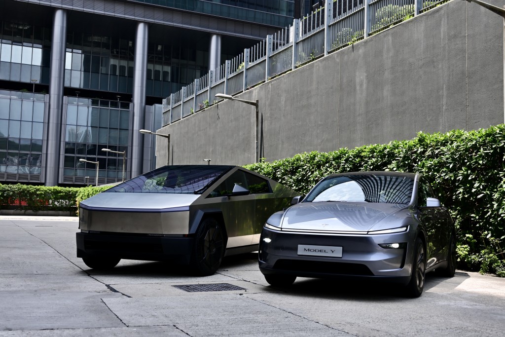 Tesla Cybertruck(左)體形比Model Y龐大很多，留意後者橫跨左右的LED日行燈引用了相同設計。