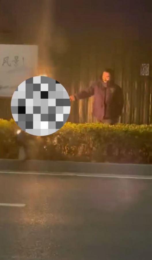 疑兇冷靜地不斷向著火的受害人噴汽油。