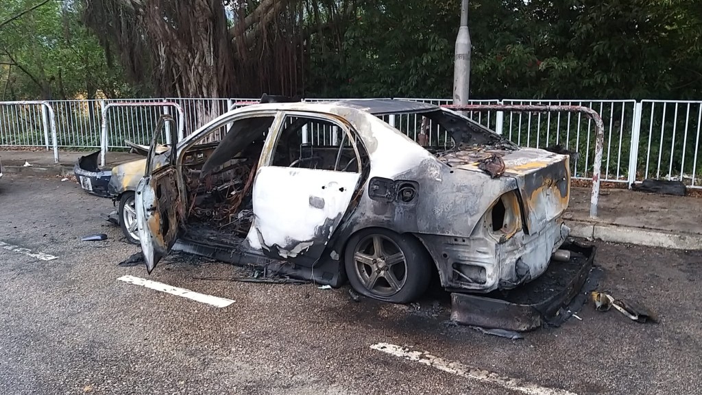 牛潭尾私家車燒毀。