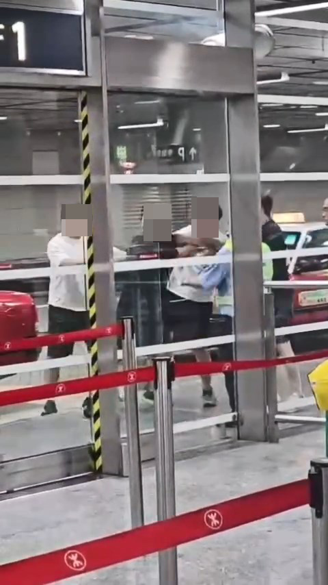 黑衣男及白衣男發生爭執,扭作一團。網上片段截圖 黑衣男及白衣男發生爭執,扭作一團。網上片段截圖