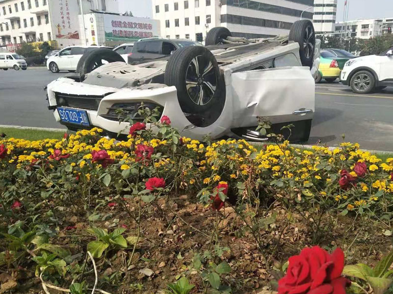 车子翻转躺倒在十字路口。（网图）