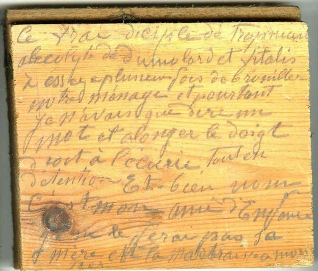 地板的背面留下十九世紀一名木匠用鉛筆手寫的日記。網圖