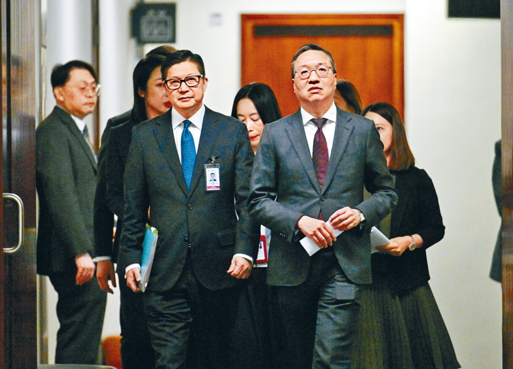 保安局局長鄧炳強及律政司司長林定國強調,建議的附屬法例無賦予公署新權力。