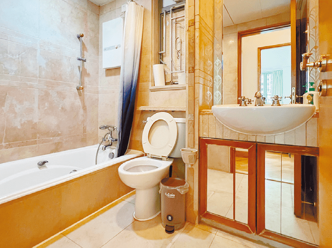 浴室为明厕设计，提供浴缸，随时享受浸浴之乐。