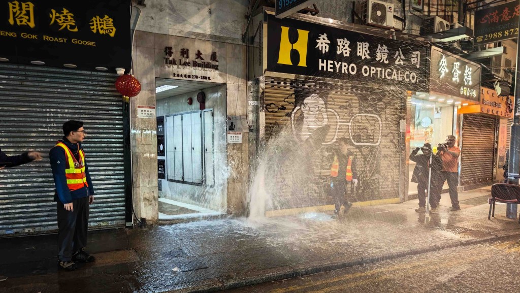 西營盤住宅大廈淡水管爆裂 湧出3米高水柱。