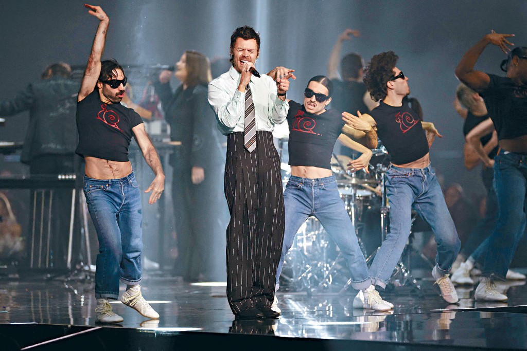 Harry近日被指已向Zoe求婚，Zoe日前被拍到戴上巨型鑽戒。