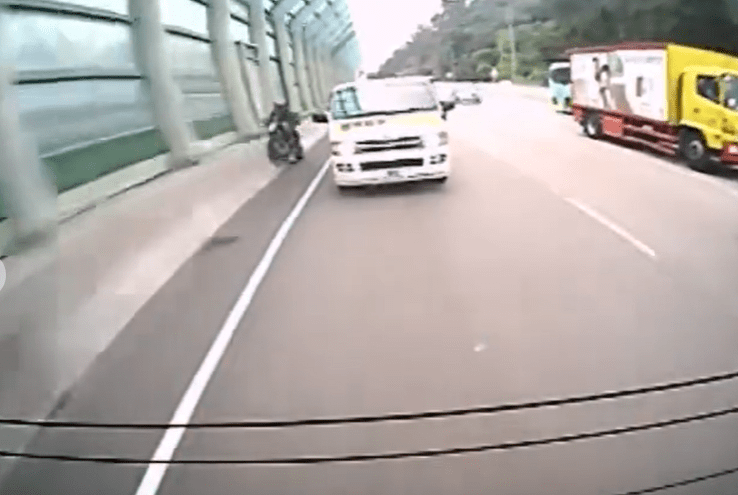 电单车被迫向石壆。fb马路的事讨论区 Bosco Chu     