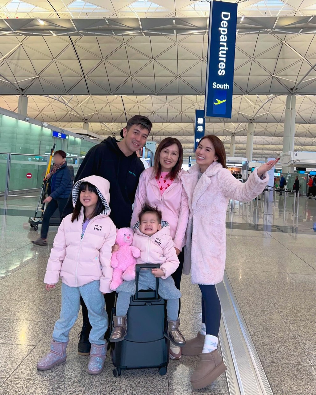 杨洛婷（右）近日一家趁寒假飞到日本北海道度假。