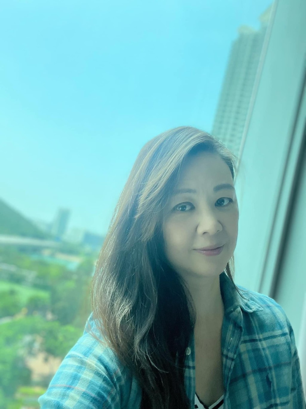 王馨平入住輕症者隔離洒店，確診第4日自拍，個樣都好精神。