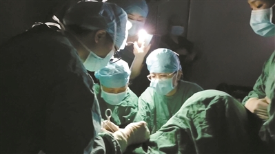 湛江西南医院的医生曾在紧急断电下用手机照明继续手术。 网上图片