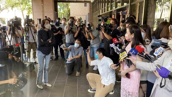 台北市议员王鸿薇与周玉蔻日前在台北地检署门外公开骂战。中时图片