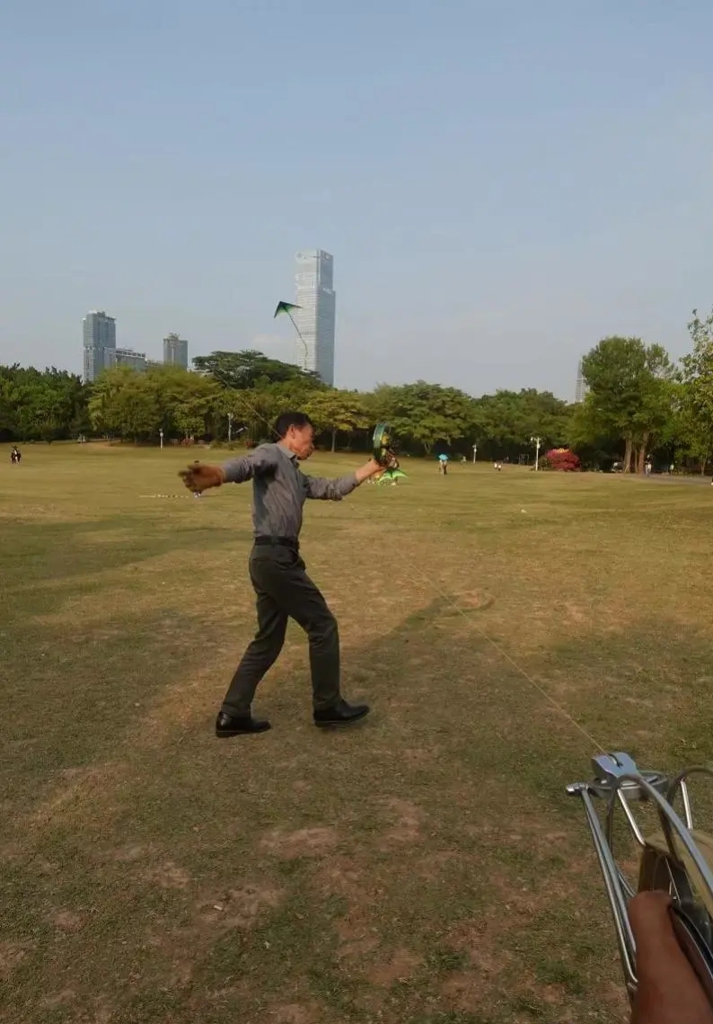 3月23日下午，有风筝爱好者差点被别人的风筝线“割喉”。