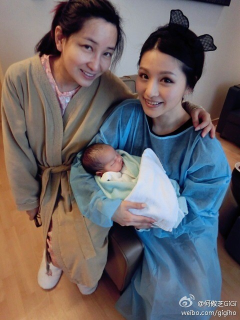 現年38歲的何傲芝較早前低調與富貴男友董必政結婚,何傲芝是前港姐何傲兒(現名何天兒)家姐,曾經短暫擔任《東張西望》主持,亦曾經拍攝劇集《東西宮略》及《依家有喜》,不過她加入TVB不久便淡出娛圈,轉而回到老本行做馬評人,而她是至今唯一嫁入豪門的《東張》女神,她的丈夫是「帝皇翡翠」創辦人董吳玲玲之子,身家相當豐厚,是正宗的名門望族,成功升呢做闊太!