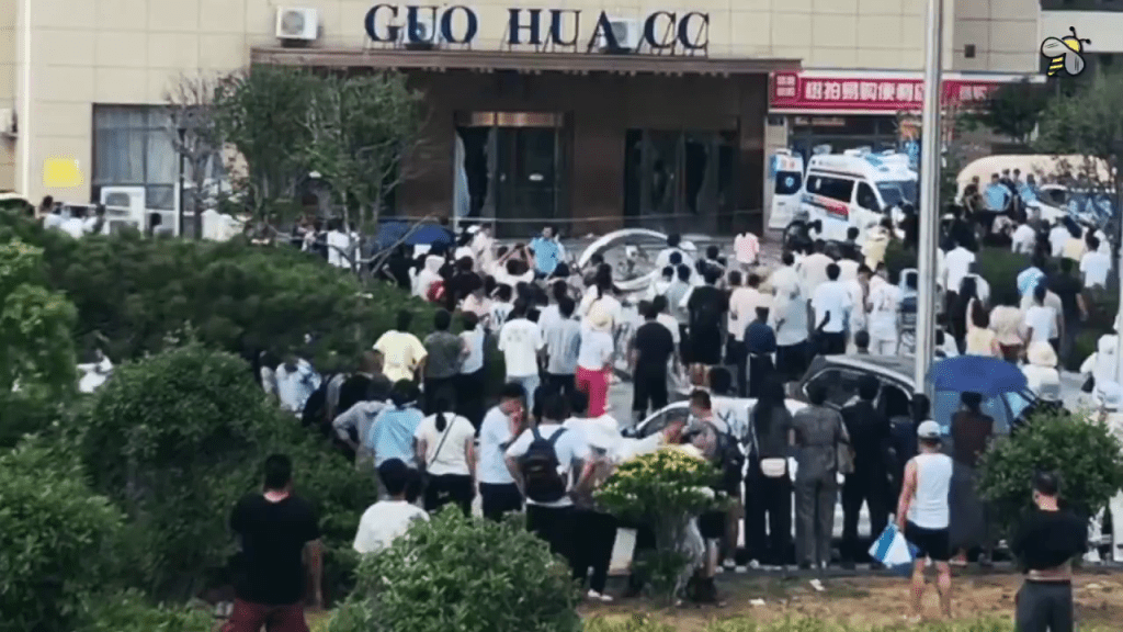 網傳上千投資者臨沂樹拍示威,爆警民衝突。 網傳上千投資者臨沂樹拍示威,爆警民衝突。
