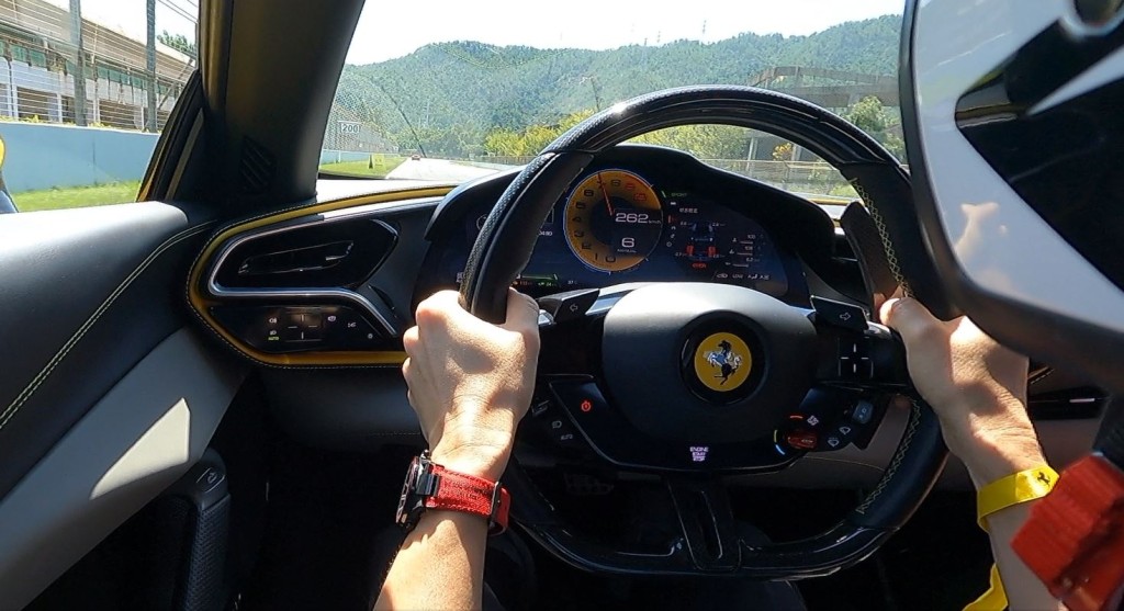 法拉利Ferrari 296 GTB在珠海賽道大直路末段車速高達262km/h，非同凡響。